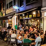 Alojamento de Acomodação e Pequeno-almoço Downtown Hideaway, Grand Deluxe